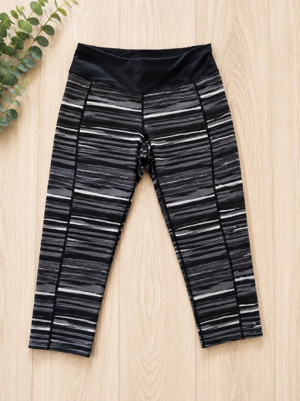 Betsey Johnson Crop Leggings Black Gray Abstract Print Sz M Athleisure Exercise